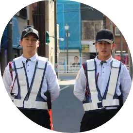 交通誘導する警備員